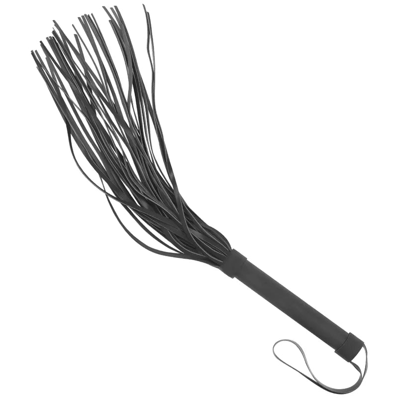 Fouet BDSM en cuir vegan noir, manche ergonomique 15cm, lanières longues 28cm, métal sans nickel, design éthique et sensuel.