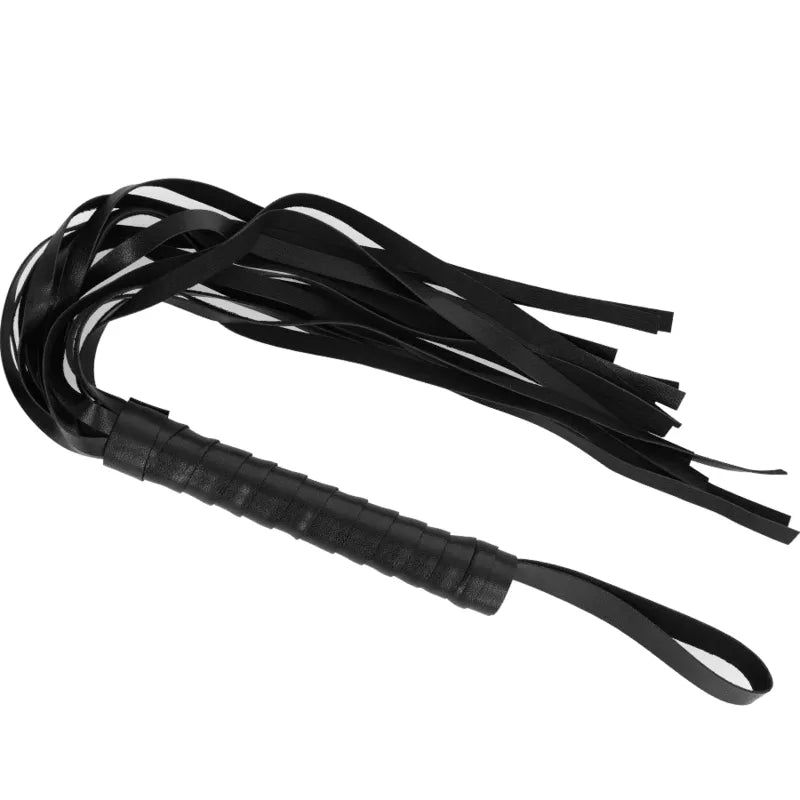 Fouet BDSM noir en cuir végane, lanières souples, poignée antidérapante ergonomique, design écologique et durable.