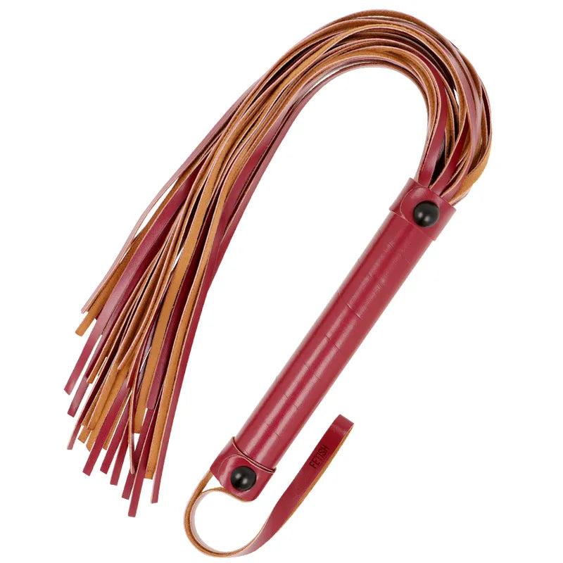 Fouet BDSM en cuir vegan rouge et marron, poignée ergonomique souple, lanières résistantes, idéal pour jeux fétichistes.