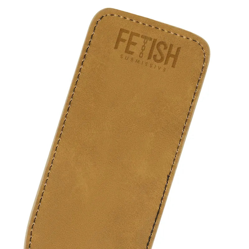 Fouet BDSM en cuir végane marron, robuste, avec manche ergonomique et détails métalliques pour jeux fétichistes avancés.