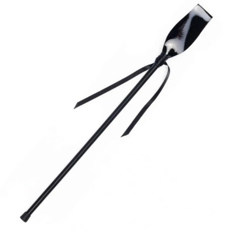 Fouet BDSM noir compact 38cm, manche robuste, lanières fines, impact précis, ciblage érogène, matériaux durables.