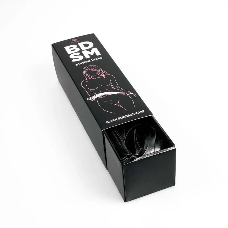 Fouet BDSM noir en cuir synthétique élégant, frangé, 44cm, dans une boîte noire avec illustration sensuelle.
