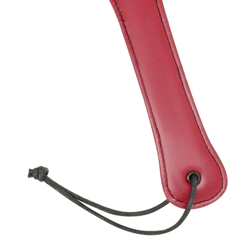 Fouet BDSM cuir vegan rouge, poignée ergonomique, néoprène, métal sans nickel, élégant et durable, pour jeux fétichistes.