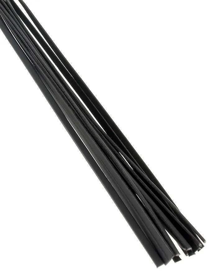 Fouet BDSM luxe noir, cuir synthétique tressé, poignée antidérapante, design élégant pour domination et soumission.