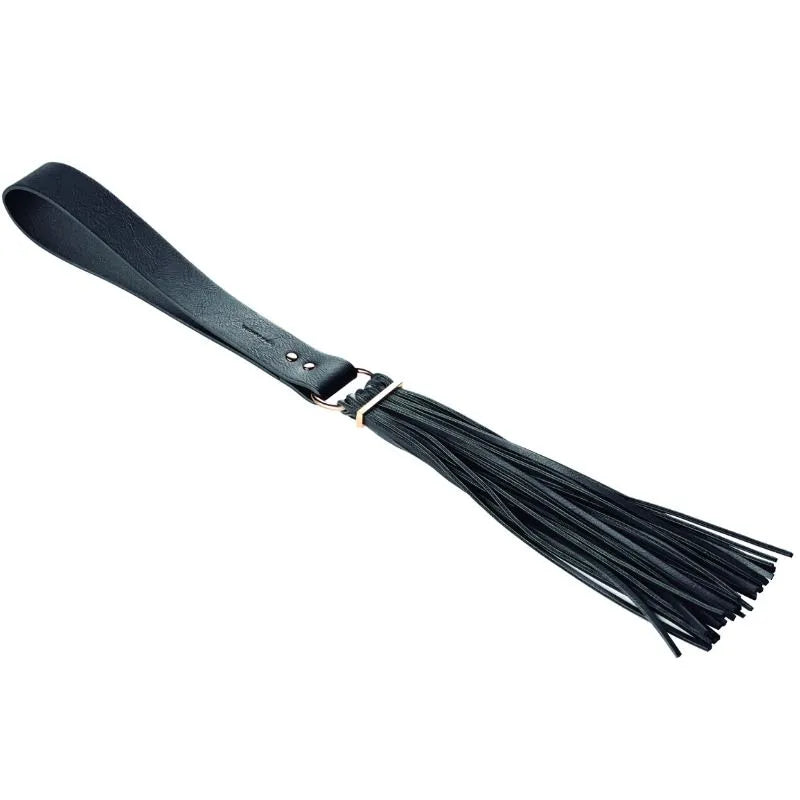 fouet bdsm végan noir érotique recyclé écologique sans cruauté polyuréthane résistant léger sensuel puissant élégant stylé contemporain exclusif