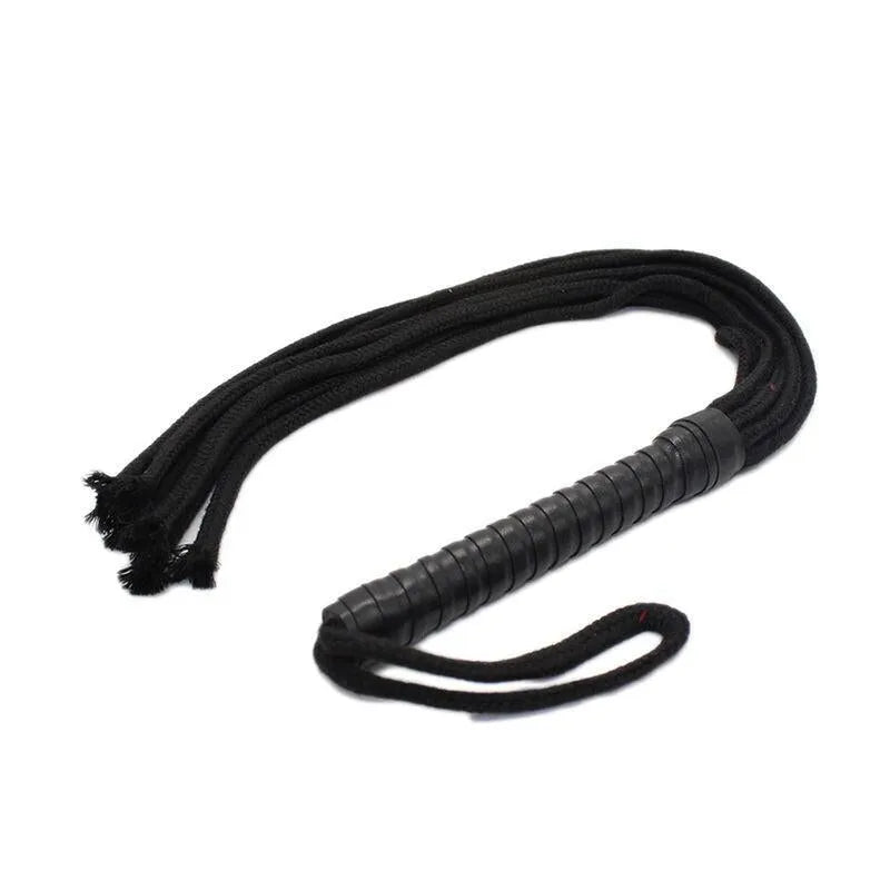 Fouet à corde fétichisme 56cm noir, manche enroulé PVC, lanières souples, durable, précis, pour novices et experts.