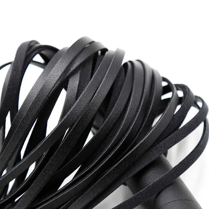 Fouet fétiche PVC noir ergonomique, lanières flexibles, manche robuste, supports argentés, idéal débutants, 64cm.