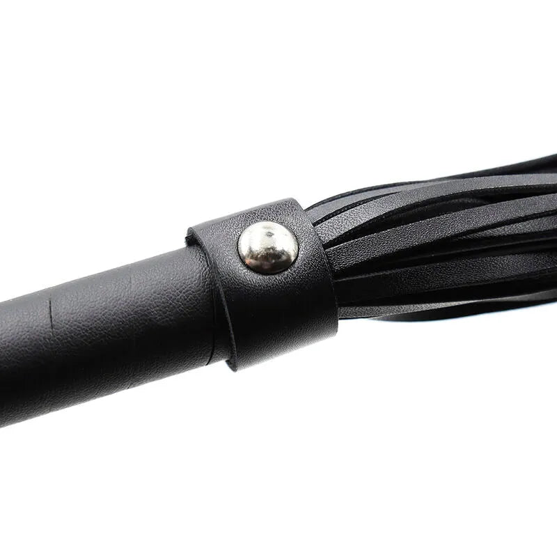 Fouet fétiche noir en PVC avec manche ergonomique, lanières flexibles, supports argentés, longueur 64 cm, pour débutants.