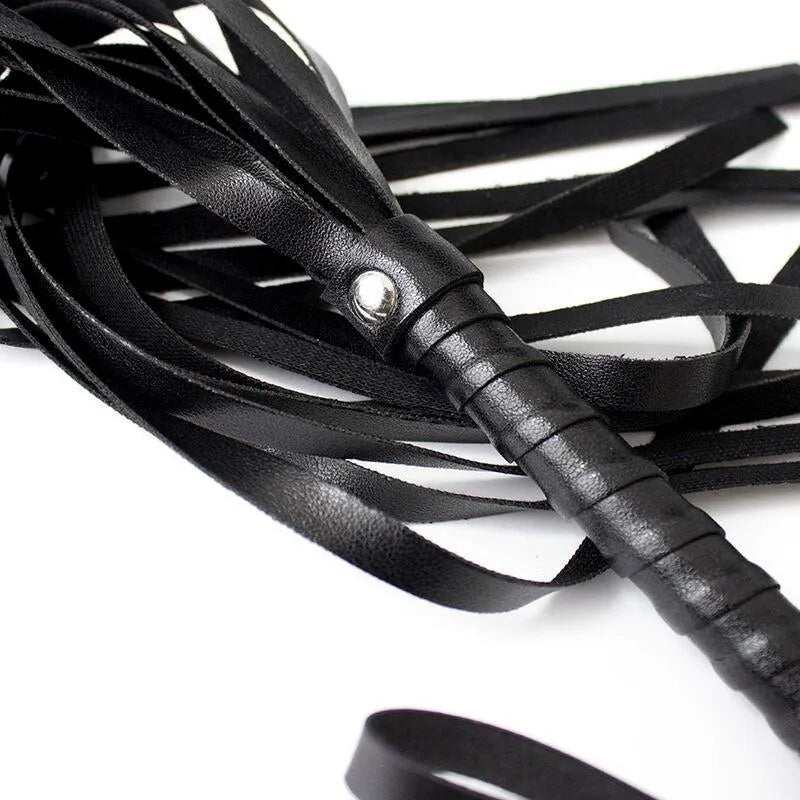 Fouet fétiche PVC noir, lanières flexibles, poignée bois fer, finitions soignées, idéal débutants et experts.