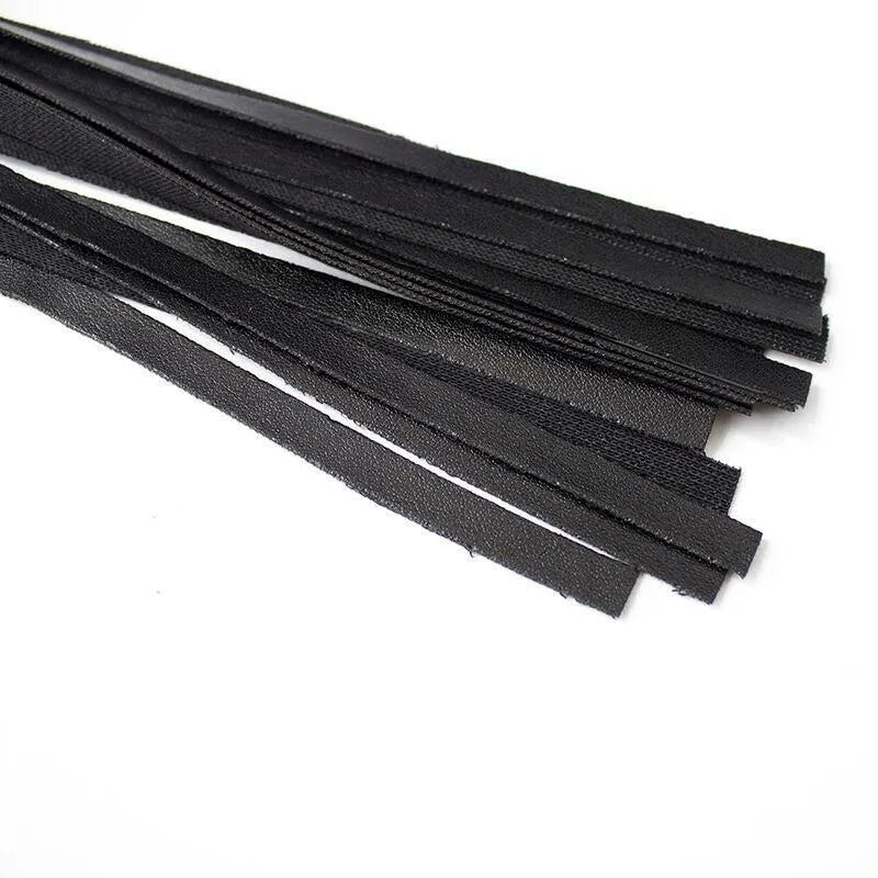 Fouet fétiche PVC noir, lanières souples, poignée bois fer, finition élégante, idéal débutants et experts.