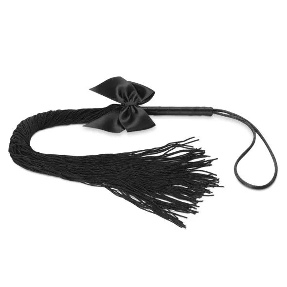 Fouet à franges noires douces, design élégant avec ruban, marque Bijoux Indiscrets, accessoire sensuel et raffiné.