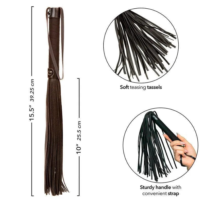 Fouet érotique noir avec pompons doux, poignée robuste, sangle pratique, idéal pour explorations sensorielles nocturnes.