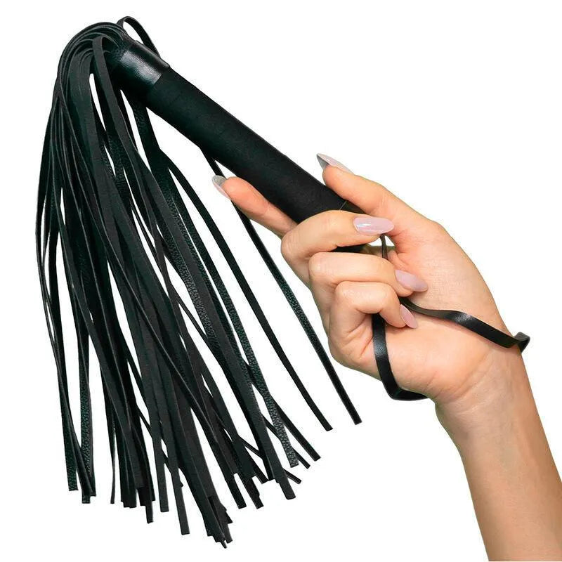 Fouet érotique noir avec pompons doux, poignée robuste, sangle pratique, idéal pour explorations sensorielles nocturnes.