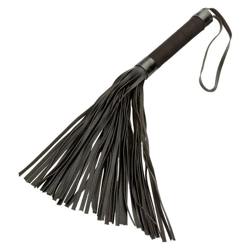 Fouet érotique noir avec pompons doux, poignée robuste, sangle pratique, idéal pour explorations sensorielles nocturnes.