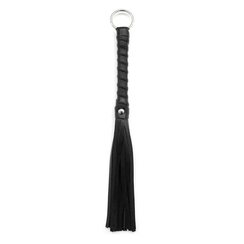 Fouet BDSM noir en simili cuir 28cm, manche 2cm, franges en PVC, anneau métal, accessoire érotique précis et résistant.