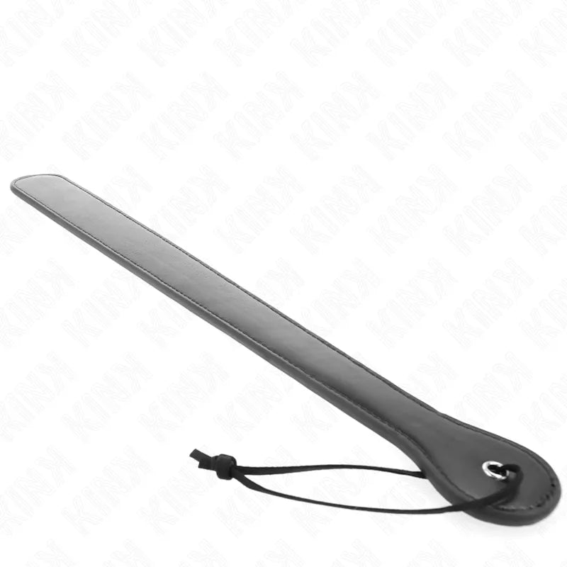 Fouet BDSM en cuir noir véritable, poignée ergonomique, design élégant et raffiné, intensité réglable, finition soignée.
