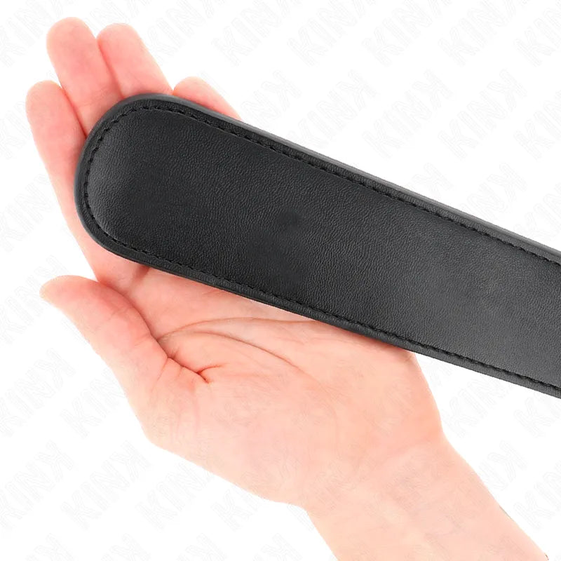 Fouet BDSM en cuir noir véritable, poignée ergonomique, finition soignée, pour jeux intenses et élégants.