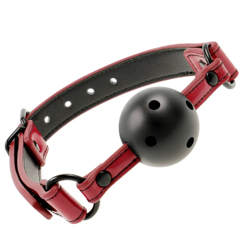 Gag BDSM en cuir vegan rouge et noir, ajustable, avec boule noire perforée pour respiration, métal sans nickel.