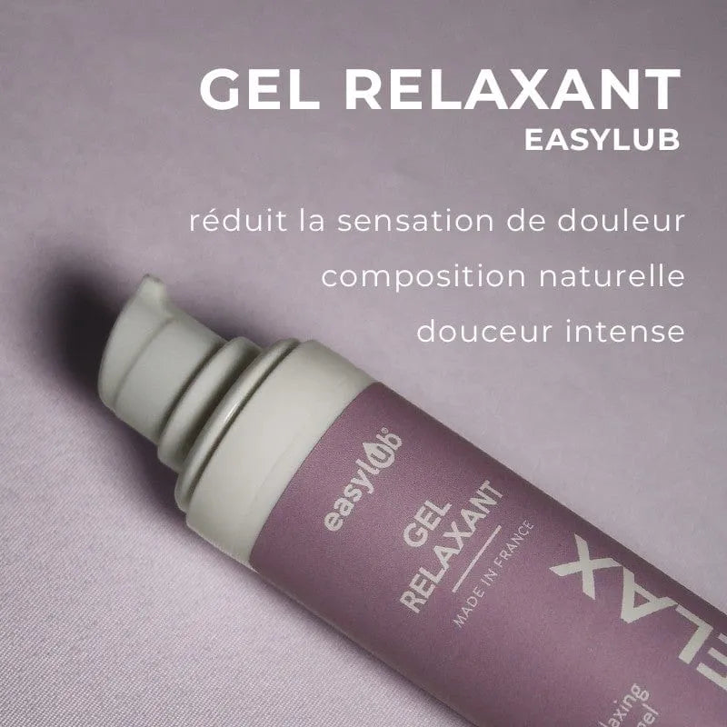 Flacon de gel anal relaxant violet, bouchon blanc, texte Gel Relaxant et Made in France, sur fond rose clair.