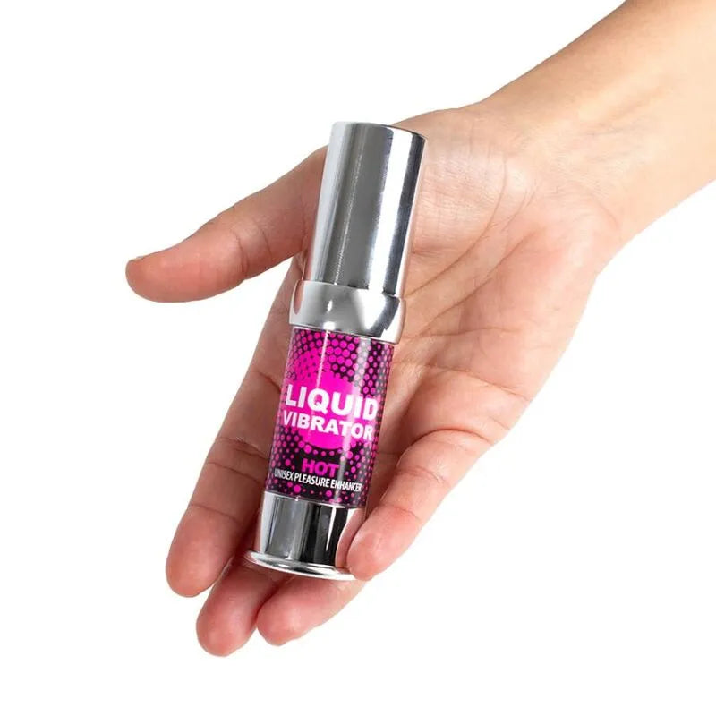 Flacon airless argenté de gel intime chauffant fraise vegan, format nomade 15ml, tenu dans une main.