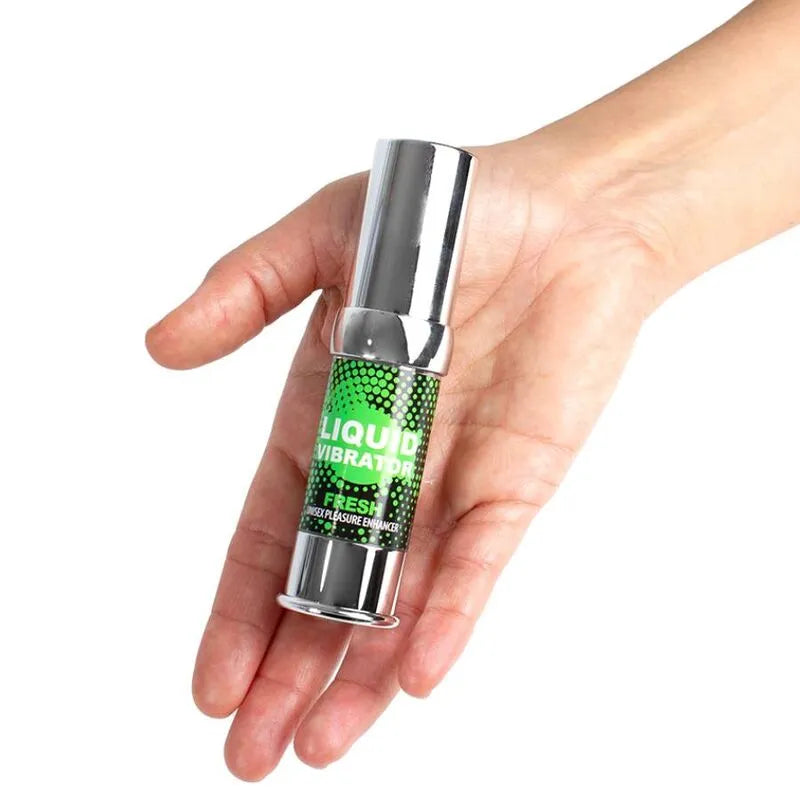 Flacon argenté de gel intime stimulant effet froid menthe, design moderne, tenu dans une main.