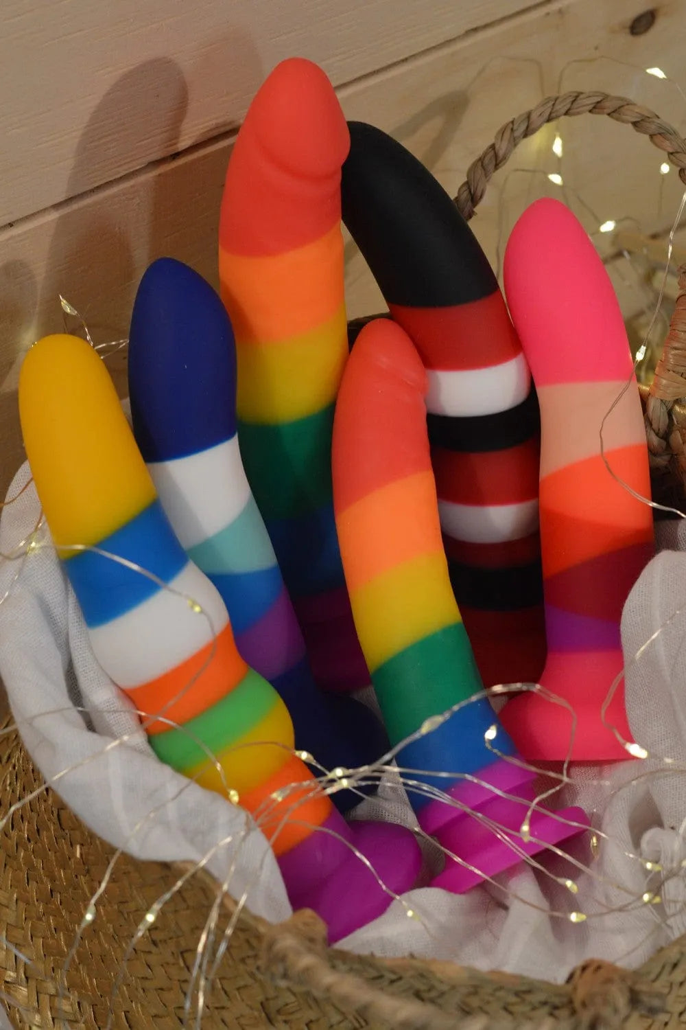 Gode ventouse silicone multicolore, formes généreuses, fixation surfaces lisses, stimulation vaginale et anale.