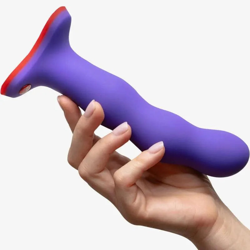 Gode ceinture violet avec base rouge ultra-plate, design ergonomique, boules lestées internes pour stimulation personnalisée.
