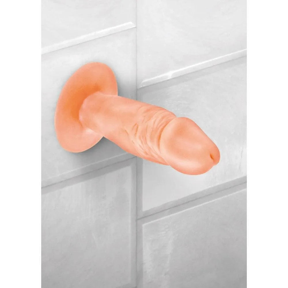 Gode réaliste beige avec ventouse puissante, texture souple et ergonomique, fixé sur surface lisse, idéal débutants.
