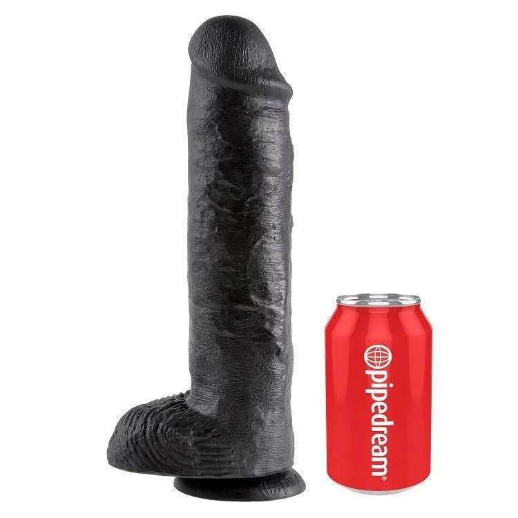 Gode réaliste noir avec testicules, ventouse puissante, 28cm, sans latex ni phtalates, comparé à une canette rouge.