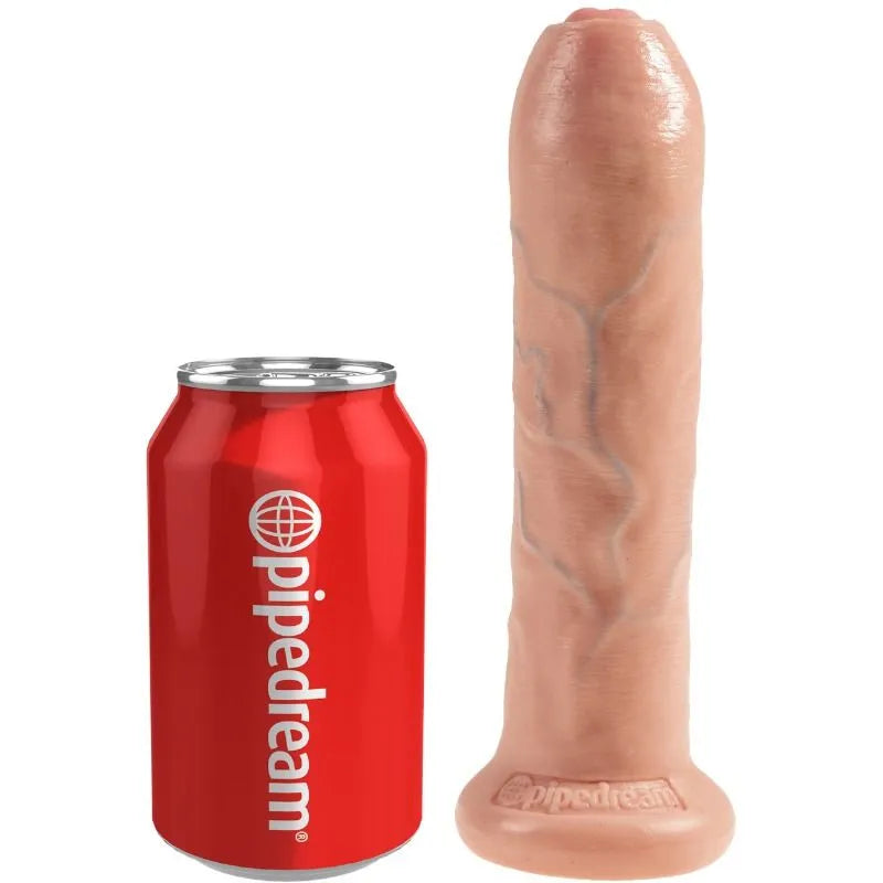 Gode réaliste non coupé beige avec prépuce rétractable, texture veineuse, ventouse puissante, à côté d'une canette rouge.