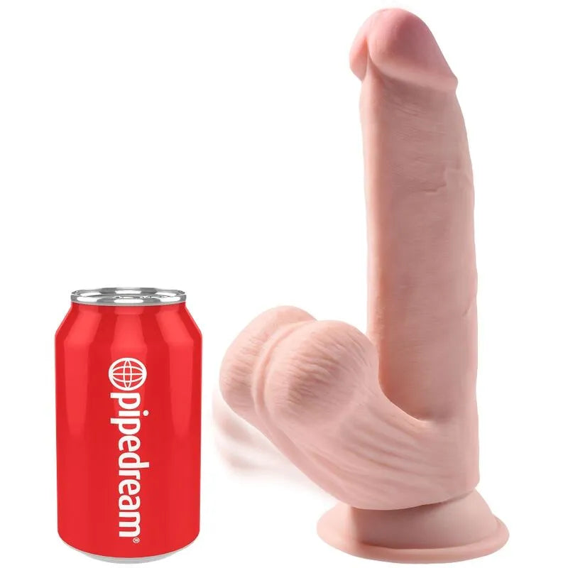 Gode réaliste triple densité avec ventouse, couleur chair, testicules mobiles, à côté d'une canette rouge pour l'échelle.