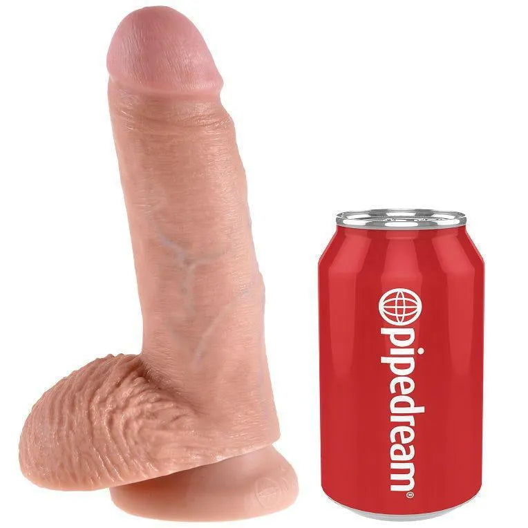 Gode réaliste sculpté main beige avec ventouse, détails veineux, à côté d'une canette rouge pour échelle.