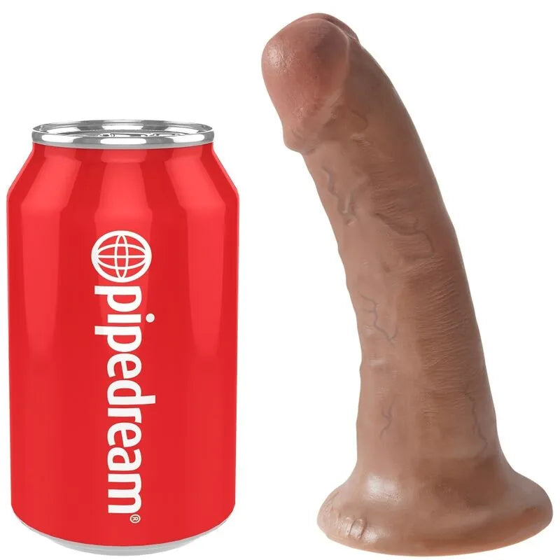 Godemiché réaliste brun en PVC avec ventouse, détails sculptés, à côté d'une canette rouge Pipedream pour comparaison.