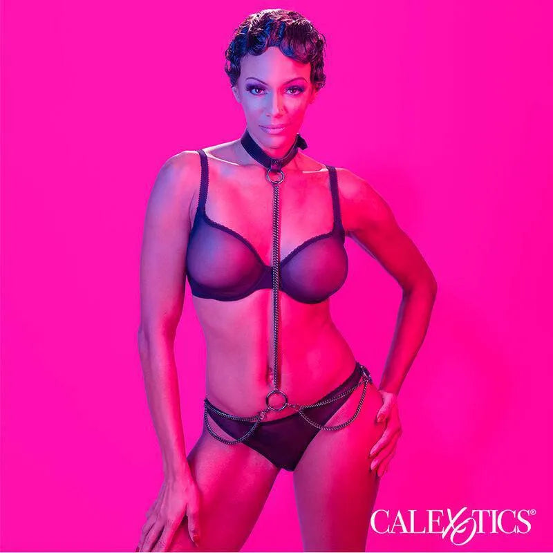 Harnais BDSM cuir végétalien noir ajustable avec boucles et chaîne métal robuste, velours doux et accents métalliques.