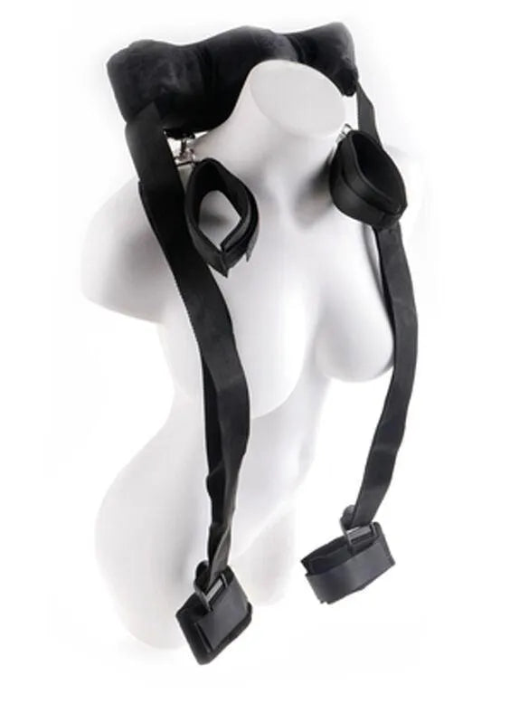 Harnais BDSM noir rembourré avec menottes en peluche, sangles ajustables pour maintien sécurisé et confort optimal.