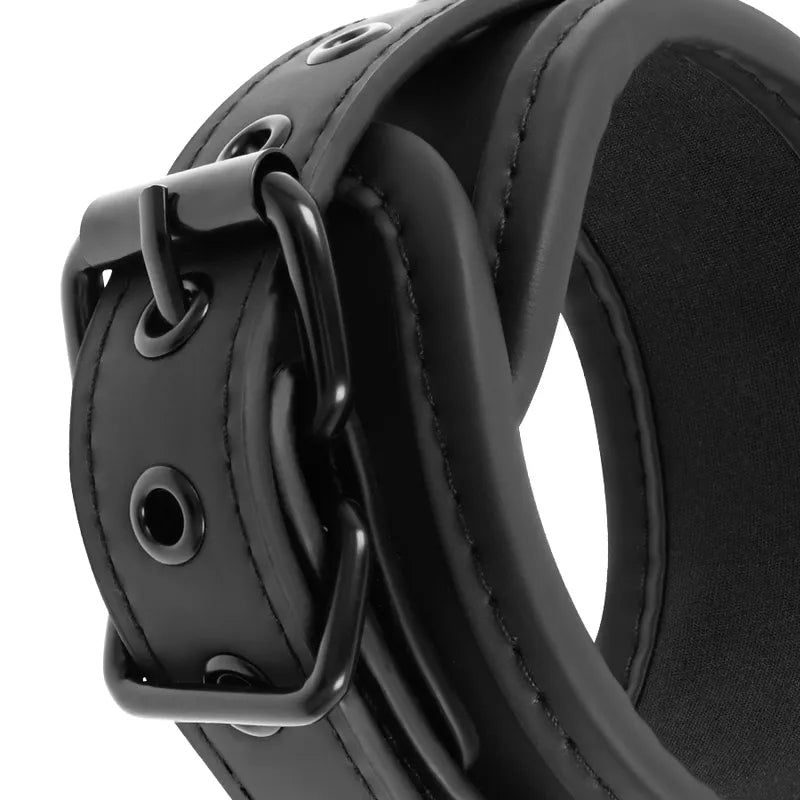 Harnais bondage noir en cuir vegan réglable, rembourré néoprène, métal sans nickel, esthétique et éthique.