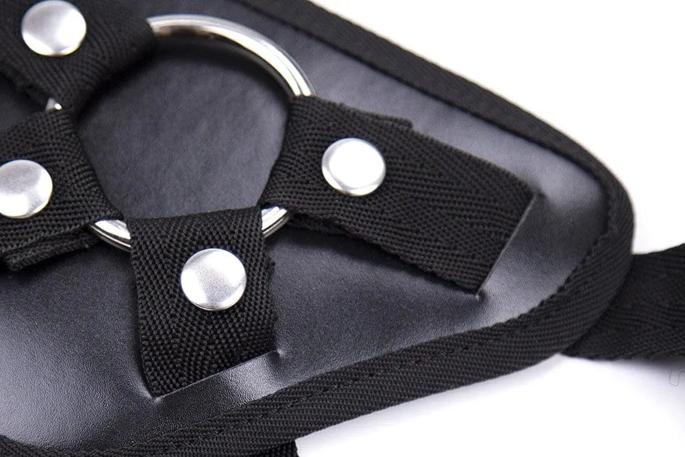 Harnais gode ceinture réglable cuir PVC noir, anneau acier interchangeable, coutures solides, design ergonomique.
