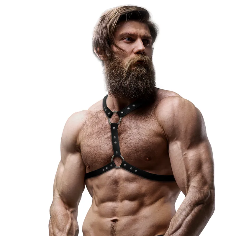 Homme portant un harnais poitrine en cuir vegan noir ajustable, design sophistiqué et audacieux, idéal mode masculine.