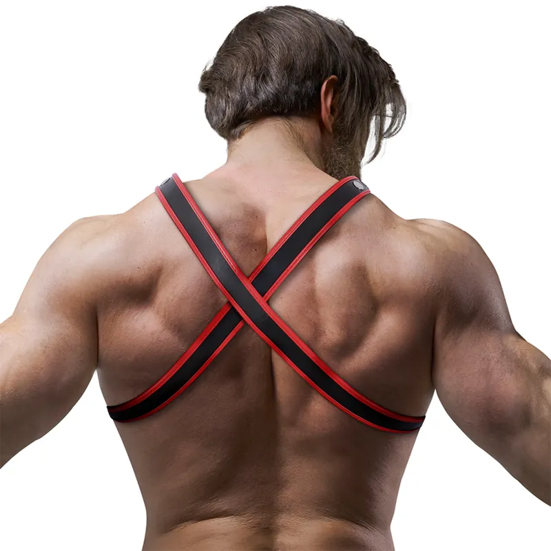 Harnais poitrine cuir végétalien noir et rouge, ajustable, élégant, sculptant, porté sur le dos d'un homme musclé.