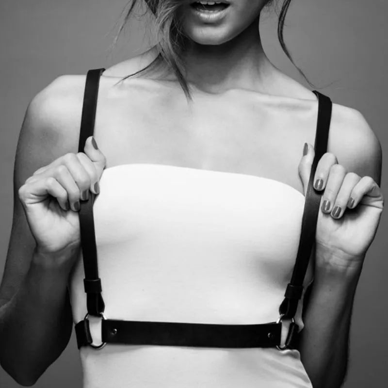 Harnais érotique vegan noir ajustable en polyuréthane recyclé, porté sur un haut blanc, style BDSM élégant et éthique.