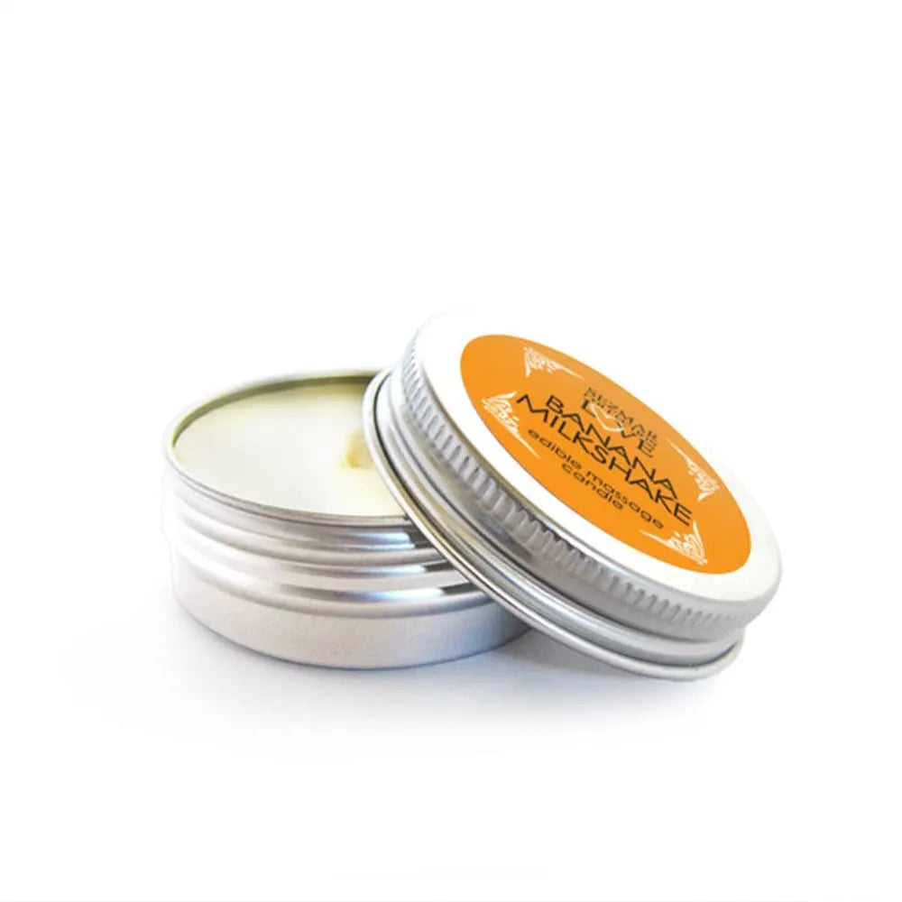 Bougie de massage parfumée banane, pot argenté, couvercle ouvert, cire fondante pour relaxation sensuelle, 30ml.