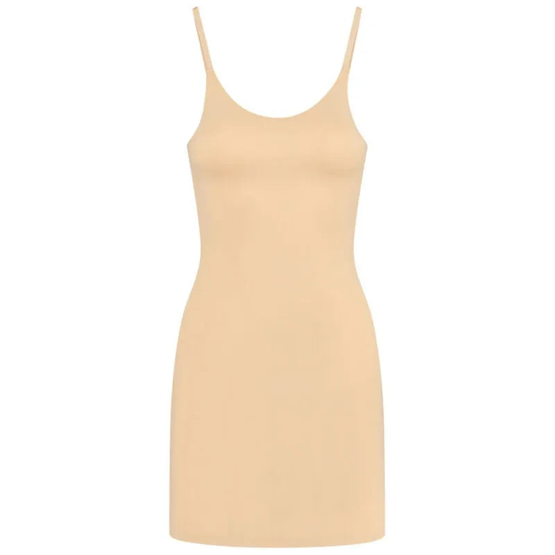 Robe invisible beige Bye Bra, ajustée, microfibre légère, bretelles fines réglables, idéale sous vêtements serrés.