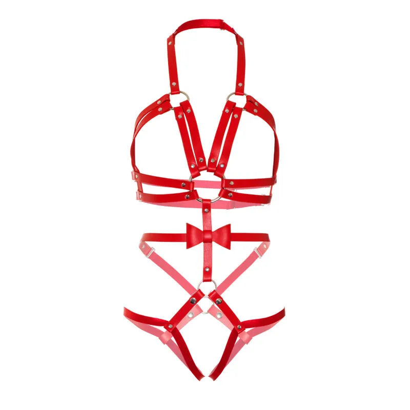 Harnais rouge en cuir végétalien clouté avec anneaux toriques, bretelles réglables, culotte pression, style audacieux.