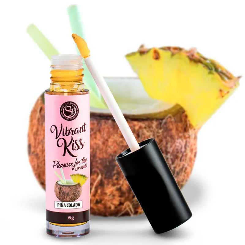 Flacon de gloss à lèvres doré Secretplay Pina Colada, applicateur mousse, étiquette rose avec ananas et noix de coco.