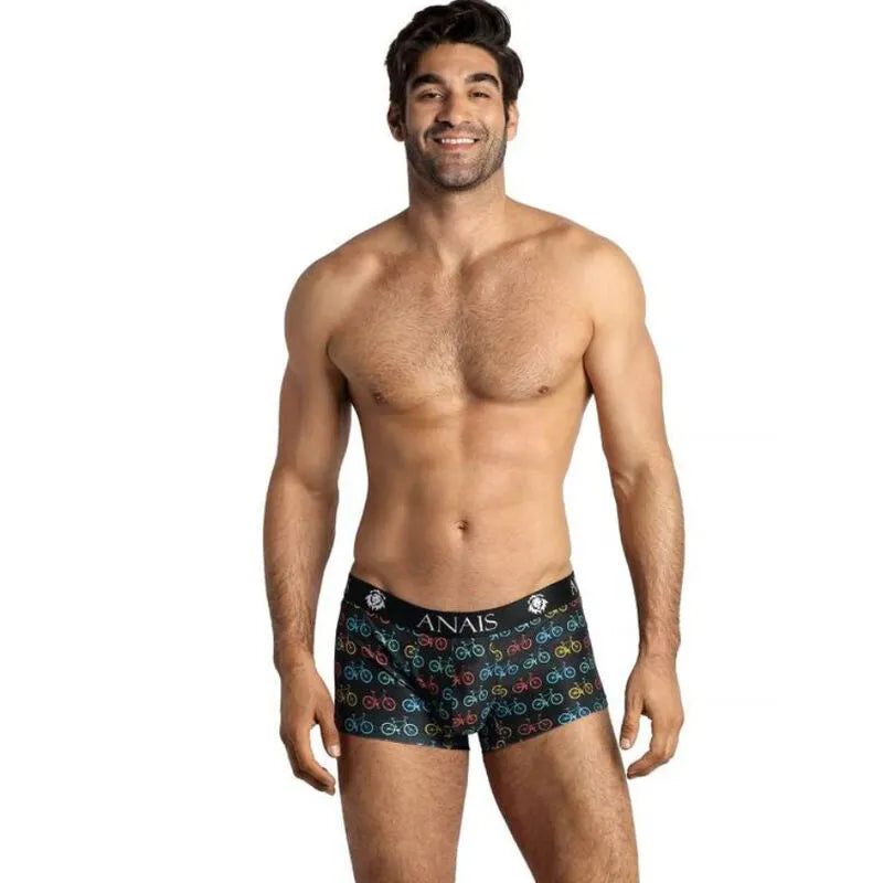 Boxer homme ANAIS MEN noir à motifs vélos colorés, coupe sportive jambes longues, ajustement parfait et élégant.