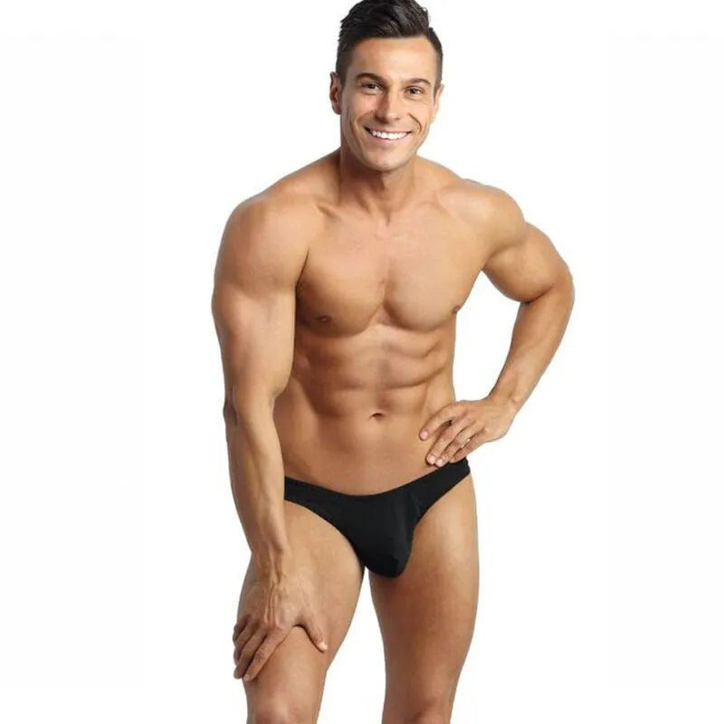 String homme noir en microfibre douce, coupe ajustée, élastique délicat, confort optimal, séduction élégante.