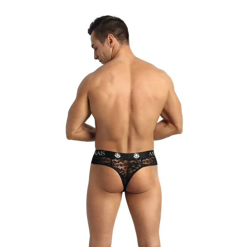 Homme portant un string ANAIS MEN ROMANCE en dentelle noire, ajustement parfait, confort et élégance pour toutes occasions.