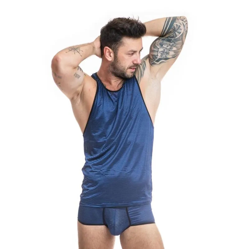 Homme portant un top lingerie en tulle noir avec rayures satinées bleu marine, style élégant et séduisant.