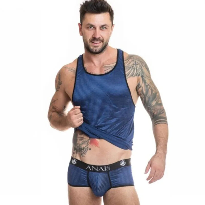 Homme portant un haut lingerie Anais en tulle noir à rayures satinées bleu marine, style élégant et audacieux.