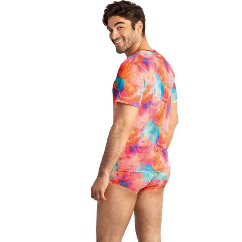 Homme portant un t-shirt lycra imprimé banane coloré, coupe ajustée, style audacieux, confection européenne, taille XL.